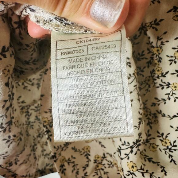 CUPCAKES AND CASHMERE Halston Cameo Rose Print V-Neck Blouse Size Large - Picture 6 of 13